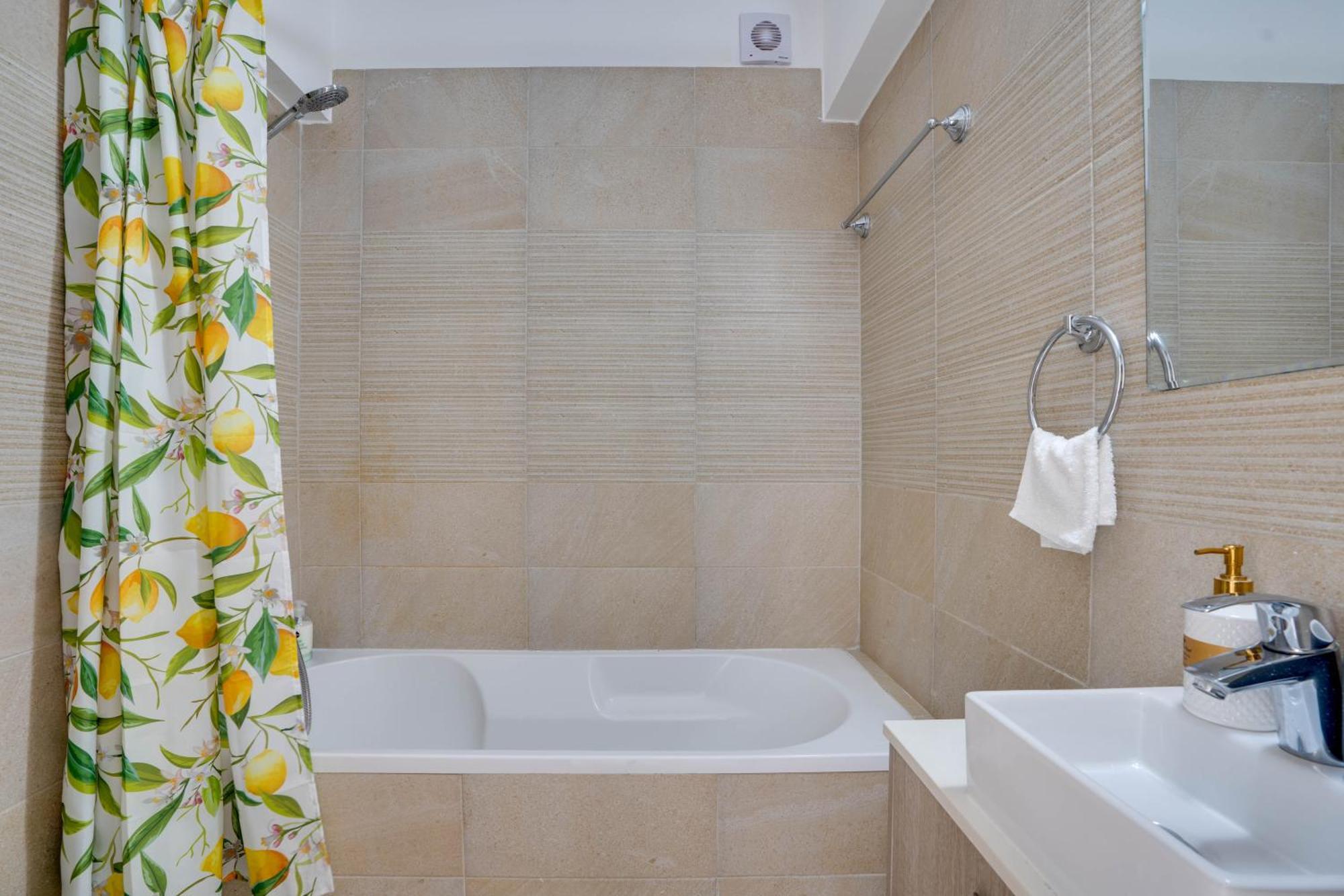 Lemon Paradise City Centre 200M From Beach Larnaca Exterior foto